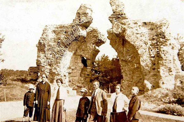 Последната снимка на Стоимен, жена му и 5-те им деца в Хисаря, преди семейството да се раздели.