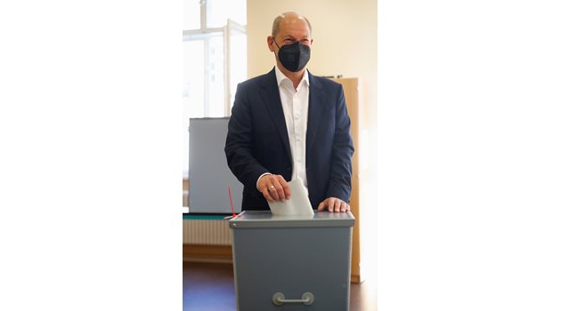 Настоящият финансов министър на Германия Олаф Шолц от Социалдемократическата партия гласува на изборите.