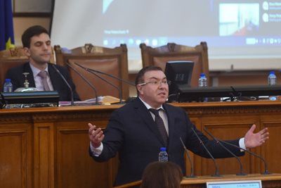 Бившия здравен министър и бивш шеф на Александровка болница бе обвинен от БСП, че се хвалел с даренията на Пеевски.