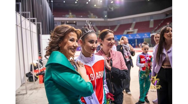 Заедно с президента на БФХГ Илияна Раева и Бранимира Маркова миналата година, когато Ева бе коронясана като Кралица на световната купа в София. 
СНИМКА: Анна Недкова, БФХГ