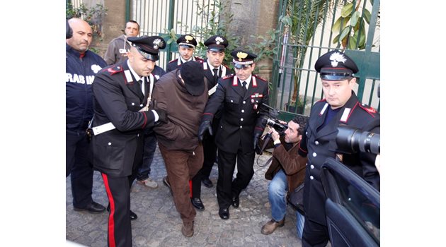 Италия разкрива тези престъпления с помощта на платени информатори и ченгета под прикритие.