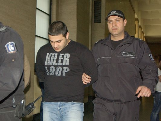 Шумахера бе задържан на 2 март заради обир на банкомат в София.  СНИМКИ:  “24 ЧАСА”, МВР, ФЕЙСБУК И ИНТЕРПОЛ
