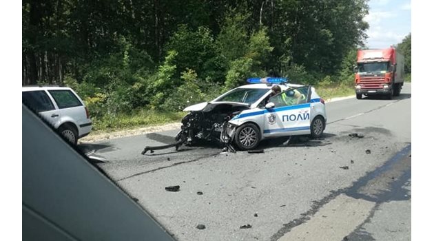 Патрулка на варненската полиция бе ударена челно на пътя между варненските села Рудник и Горица. СНИМКИ: Авторката