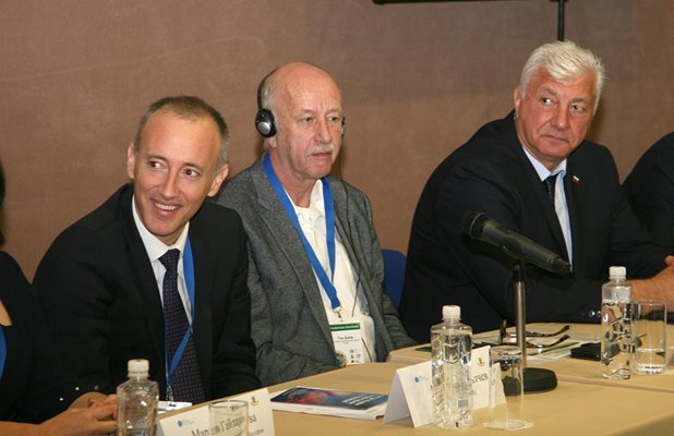 Министър Красимир Вълчев и кметът Здравко Димитров (вдясно) бяха сред гостите на конференцията