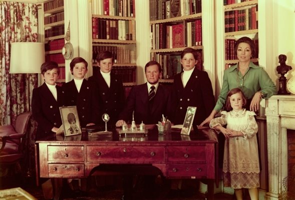 Царят и царицата с всичките си деца в дома им в Мадрид в началото на 80-те години на миналия век.
СНИМКИ: KINGSIMEON.BG И СЕКРЕТАРИАТ НА ЦАРЯ