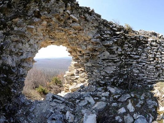 Крепостта Лютица, наричана мраморния град, е спомената поне от двама византийски автори. Според рицаря Жофроа дьо Вилардуен точно тази крепост е приютила войските на цар Калоян през 1207 г. През IХ век става епископски център.