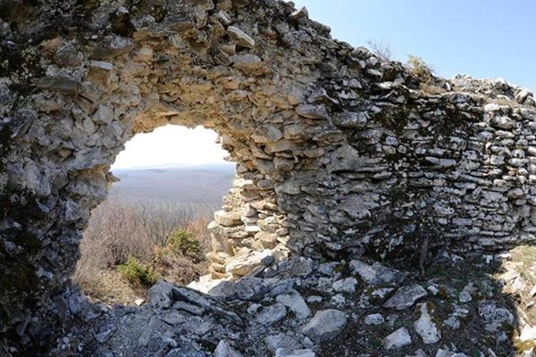 Крепостта Лютица, наричана мраморния град, е спомената поне от двама византийски автори. Според рицаря Жофроа дьо Вилардуен точно тази крепост е приютила войските на цар Калоян през 1207 г. През IХ век става епископски център.