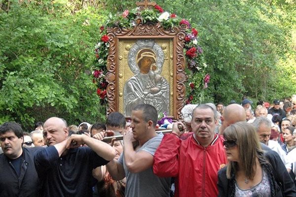 На втория ден от Великден е голямото литийно шествие с иконата на Божията майка до местността Клувията. 

СНИМКА: “24 ЧАСА”