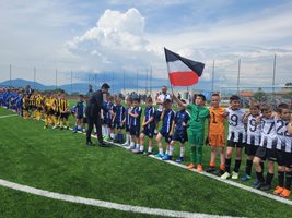 Гонзо към малки футболисти в Карлово: Във вас ни е надеждата за по-добри години (Снимки)