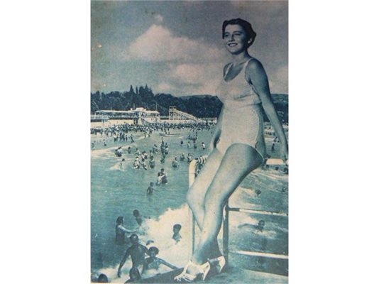 Красавици в смели за времето си бански рекламират Варна като курорт. 
СНИМКИ: LOSTBULGARIA.COM
