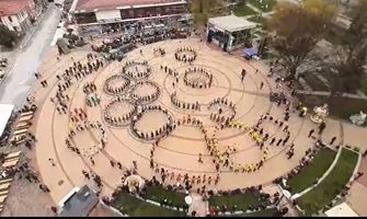 РЕКОРД! 200 души извиват олимпийско хоро в родопско градче