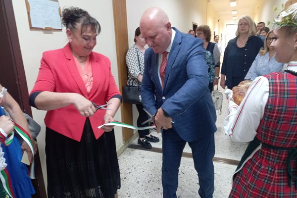 Проф. Галин Цоков и проф. Румяна Танкова прерязаха лентата на новата придобивка на Пловдивския университет.

Снимки: Авторът