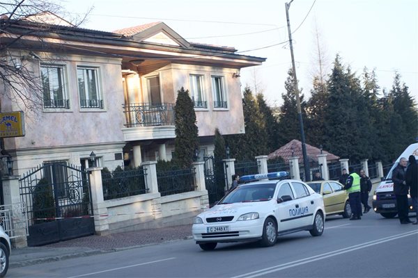 Полицията още оглежда мястото, откъдето отвлякоха дъщерята на Брендо