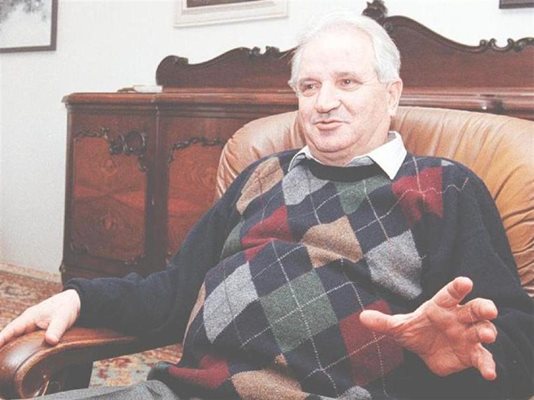 Георги
Атанасов
у дома си
през 1999 г.
СНИМКА:
СИЛВИЯ
ГУРМЕВА