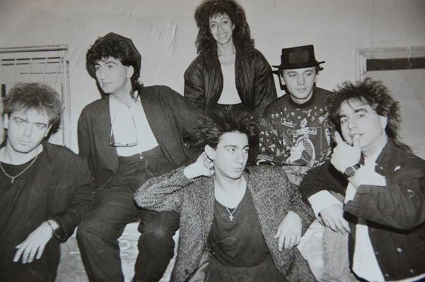 Групата през 1988 г. на турнето в Русия (от ляво на дясно): Петър Писарски, Добрин Векилов, Бойко Трифонов, Теодоро Бояджиев, Петър Попов (долу) и руската балерина Мира Морено (горе) като гост