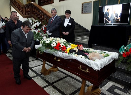 Сюлейманоглу се покланя пред ковчега на Иван Абаджиев.  СНИМКА: ЙОРДАН СИМЕОНОВ