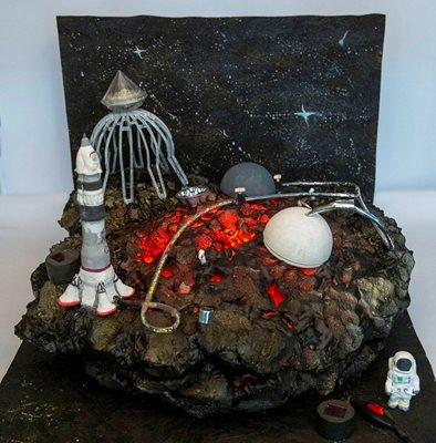 Жаклин Василева (11 клас) от СУ „Св. Паисий Хилендарски“ гр. Златица е направила Рудник на бъдещето – миниране на астероиди.
