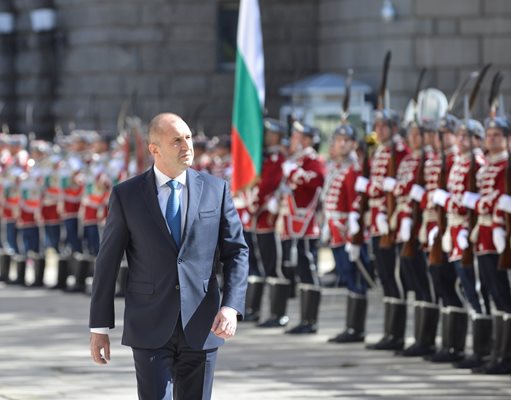 На Деня на Европа - 9 май, президентът Радев прие почетния караул на гвардейците.