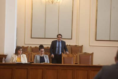Вицепремиерът и финансов министър Асен Василев отговаряше на въпроси на депутатите по време на блицконтрола в парламента.  СНИМКА: Николай Литов