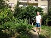 Пенсионер върти частно зеленчуково стопанство до панелка в Пловдив