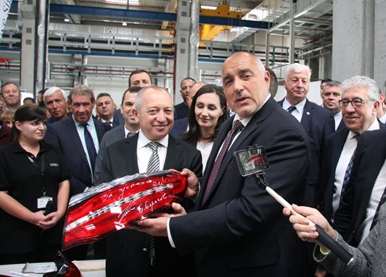 Премиерът Бойко Борисов разгледа завода, а на един от произведените стопове написа “За успеха ни!”.