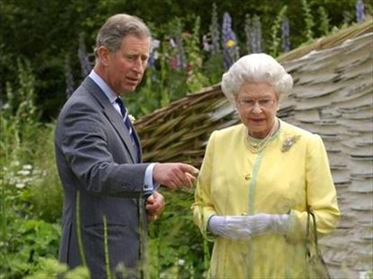 Кралица Елизабет и принц Чарлз.