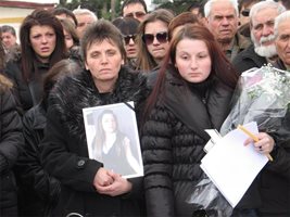 Емилия и Елеонора на погребението на Мирослава Николова. Снимка: СВЕТЛАНА СТОИМЕНОВА