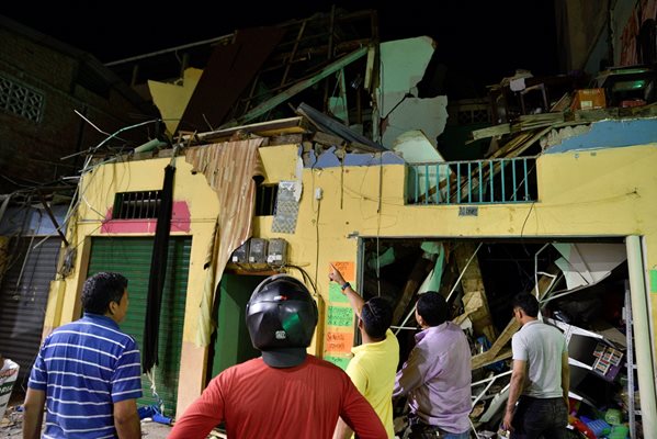 Хората оглеждат разрушени сгради след земетресението в Еквадор. СНИМКА: РОЙТЕРС