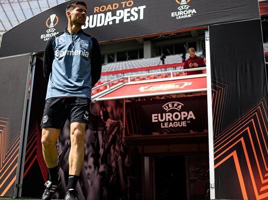Шаби Алонсо излиза на стадиона в Леверкузен за тренировката преди полуфиналния реванш от Лига Европа срещу “Рома”. 
СНИМКА: ФЕЙСБУК НА “БАЙЕР”