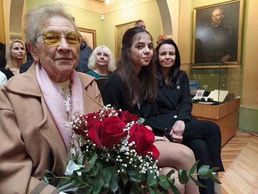 Д-р Димка Димчева, майката на Костадин Димитров. До нея е малката дъщеря на кмета Белослава и съпругата му Доника.