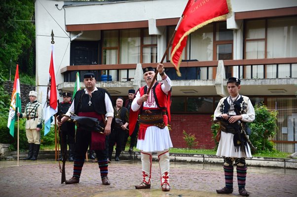 Парад на военни униформи, оръжия и реплики на бойни знамена в Благоевград.