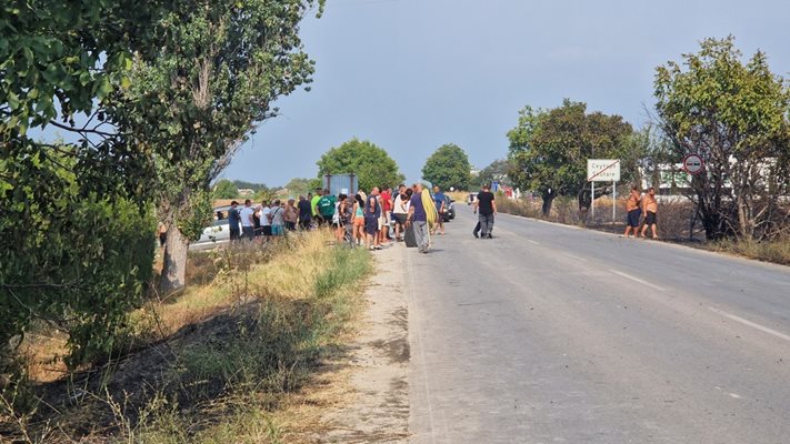 Десетки жители на Скутаре се включиха в гасенето заедно с пожарникари и хеликоптер.