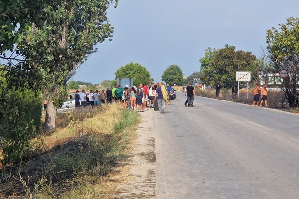 Десетки жители на Скутаре се включиха в гасенето заедно с пожарникари и хеликоптер.