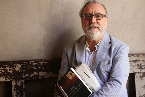 Марко Полити с новата си книга бестселър “Франциск сред вълците” СНИМКА: АРХИВ