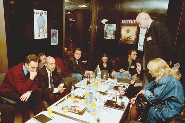 17 октомври 1999, местни избори, щабът на "Гергьовден" , НДК, виждат се Слави Трифонов, Мартин Карбовски, Слави Кашеров, Емил Димитров-Ревизоро. Дилов е кандидат за кмет.
