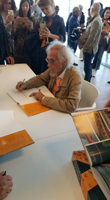 Художникът дава автографи при представянето на каталога на Изео. Снимки фейсбук на Фабио Тедески.