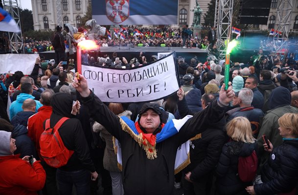 Сърби протестират срещу президента Вучич в Белград.

