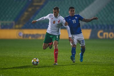 Божидар Чорбаджийски (вляво) се завръща в националния тим.