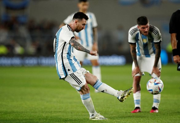 Лионел Меси отбеляза гол номер 800 в дългата си кариера и световният шампион Аржентина се завърна на футболния терен с победа с 2:0 срещу Панама в контролна среща, изиграна пред препълнени трибуни в Буенос Айрес.