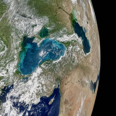 Сателитната снимка на Черно море, разпространена от НАСА, от която ясно се вижда изумруденият цвят.