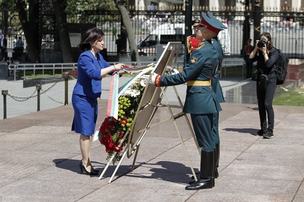 Цвета Караянчева положи венец пред Незнайния воин в Москва СНИМКИ: пресцентърът на Народното събрание