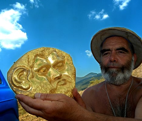 Георги Китов със златната  маска на Терес