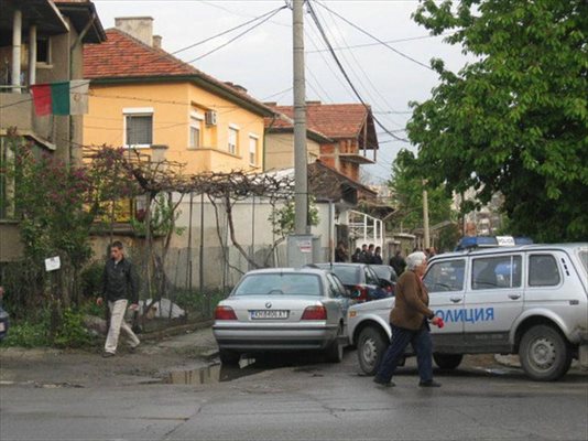 Повече от 6 часа продължи огледа на криминалисти, след като бяха открити трите трупа в Кюстендил. 

СНИМКА: АВТОРЪТ
