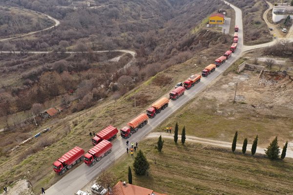 Камионите, които возят натрошен материал от Белащица.