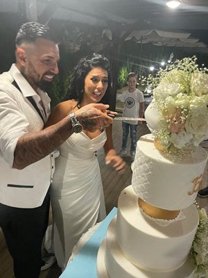 Младоженците режат 5-етажна торта