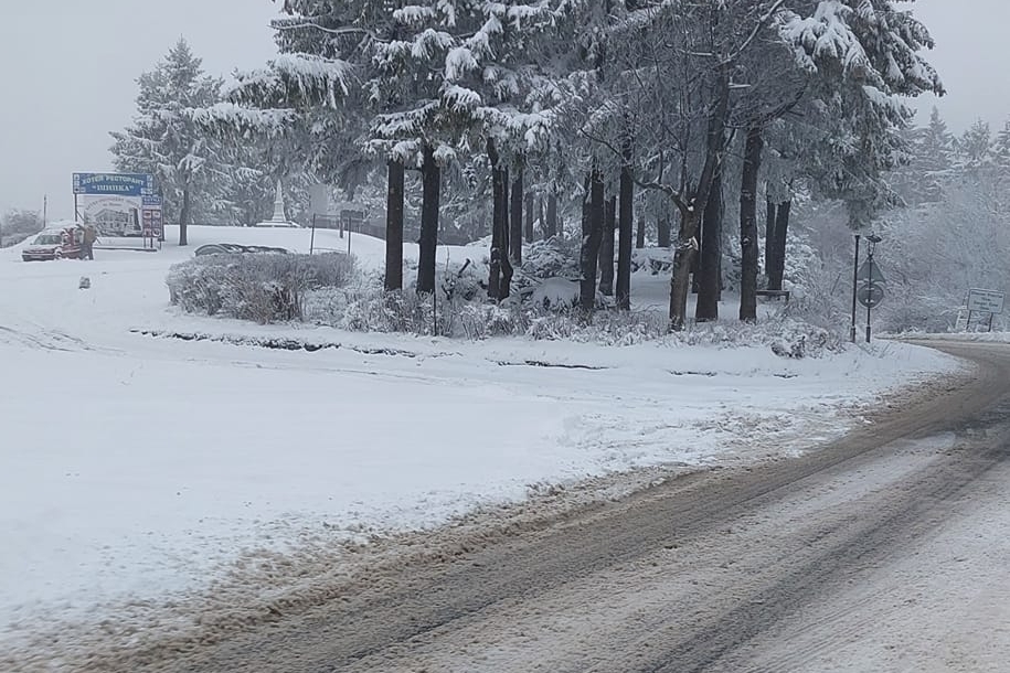 На прохода Шипка вали сняг, видимостта е ограничена до 20 метра