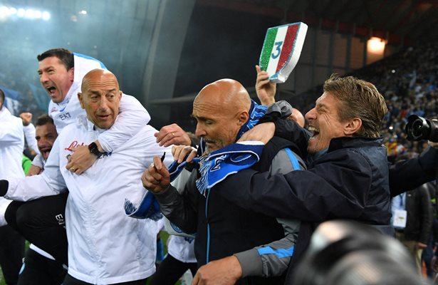 Треньорът на "Наполи" Лучано Спалети ликува след първата от 33 г. титла на тима в Италия.

СНИМКА: РОЙТЕРС