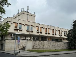 Сградата на Народната библиотека “Иван Вазов” в Пловдив, която ще бъде ремонтирана за по-висока енергийна ефективност.