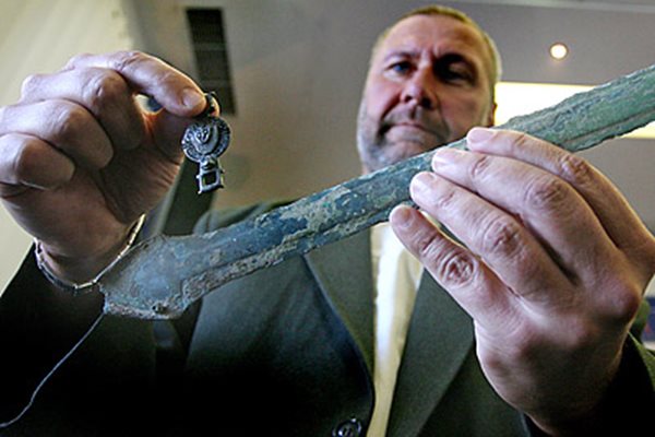 Проф. Овчаров показва открит на Перперикон меч от бронзовата епоха