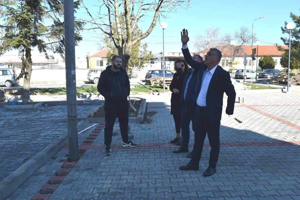 Кметът на община "Марица" Димитър Иванов инспектира обновения площад в родното си село Маноле и откри пропуски на строителите.